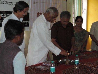 Shri Kagodu Thimmappa inaugurating the workshop